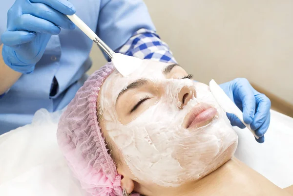 Máscara cosmética de processo de massagem e tratamentos faciais — Fotografia de Stock