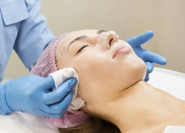 Processen kosmetiska mask av massage- och ansiktsbehandlingar — Stockfoto