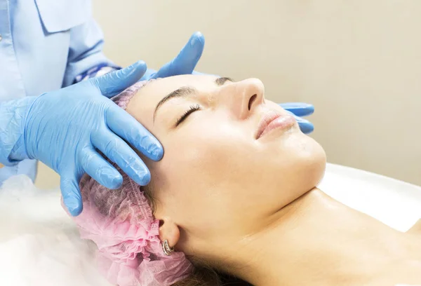 Maschera cosmetica di processo di massaggio e trattamenti per il viso — Foto Stock