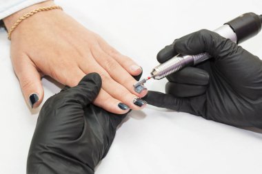 Manikür yapan kadın.