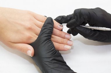 Manikür yapan kadın.