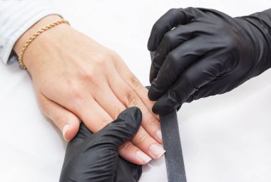 Manikür yapan kadın.