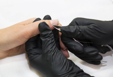 Manikür yapan kadın.