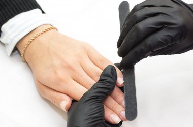 Manikür yapan kadın.