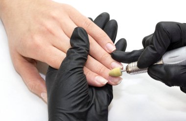 Manikür yapan kadın.