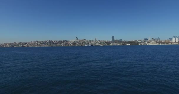 Panorama van het uitzicht vanaf de Gouden Hoorn op het kanaal helt stad — Stockvideo