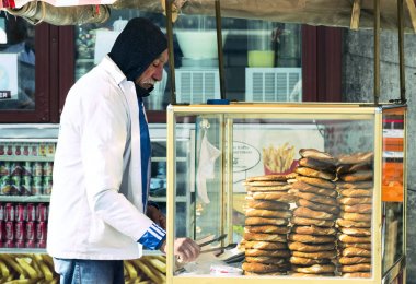 Geleneksel Türk simit Simit, sokak satış çoğu Türkiye'de Istanbul sokaklarında 