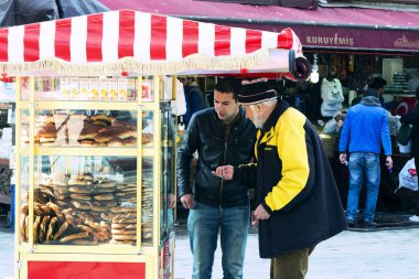 Geleneksel Türk simit Simit, sokak satış çoğu Türkiye'de Istanbul sokaklarında 