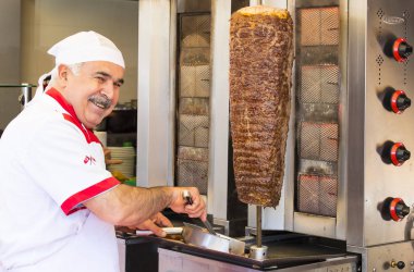 Adam aşçılar Türk et kebabı sokak bir kafede