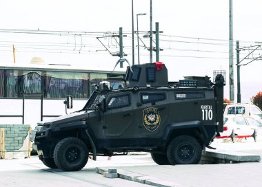 Ülkedeki askeri durum sırasında Istanbul sokaklarında Türk polisi