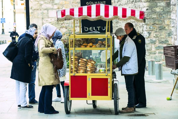 Venta ambulante de bagels tradicionales turcos Simit, están en las calles de Estambul en Turquía — Foto de Stock