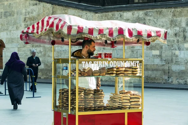 Straßenverkauf von traditionellen türkischen Bagels simit, sind auf den Straßen von Istanbul in der Türkei — Stockfoto