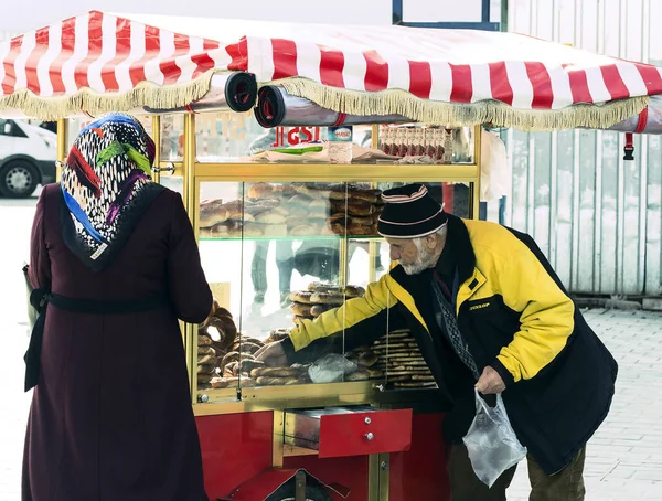 Venta ambulante de bagels tradicionales turcos Simit, están en las calles de Estambul en Turquía —  Fotos de Stock
