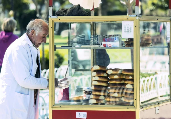 Venta ambulante de bagels tradicionales turcos Simit, están en las calles de Estambul en Turquía — Foto de Stock