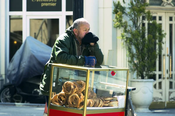 街头销售为一体的传统土耳其百吉饼 Simit，是在土耳其伊斯坦布尔的街道上 — 图库照片