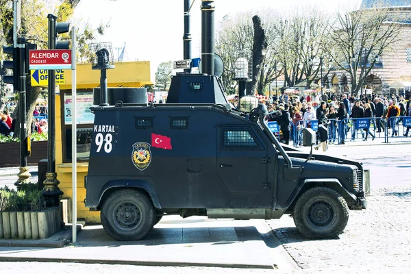 Turecká policie v ulicích Istanbulu během vojenské situaci v zemi — Stock fotografie