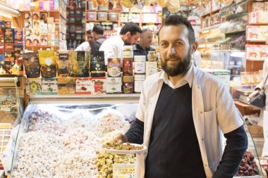 Baharatlar ve tatlılar Istanbul'da Mısır Çarşısı satıcılarının 