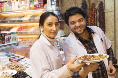 Baharatlar ve tatlılar Istanbul'da Mısır Çarşısı satıcılarının 