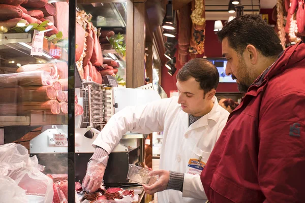 Säljare av kryddor och godis i den egyptiska marknaden i Istanbul — Stockfoto