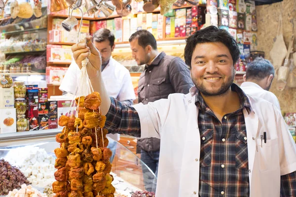 Vendeurs d'épices et de bonbons sur le marché égyptien à Istanbul — Photo