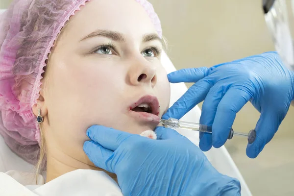 Proces van cosmetische chirurgie van water injectie op het gebied van de lippen van een vrouw — Stockfoto