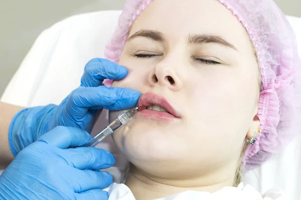 Prozess der kosmetischen Chirurgie der Wasserinjektion im Bereich der Lippen einer Frau — Stockfoto