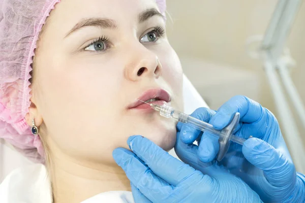 Processus de chirurgie esthétique de l'injection d'eau dans la région des lèvres d'une femme — Photo