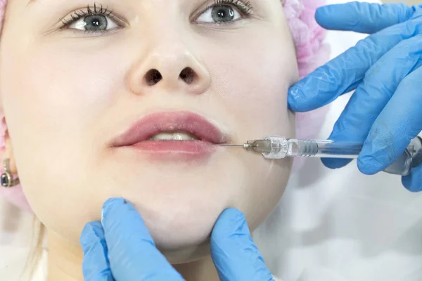 Proces van cosmetische chirurgie van water injectie op het gebied van de lippen van een vrouw — Stockfoto