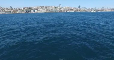 Haliç görünümünden kanal üzerinde Panoraması şehir pistleri 