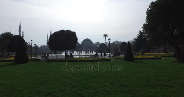 Plaza Sultanahmet un lugar para los turistas a visitar en Estambul — Vídeos de Stock