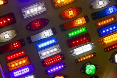 Halojen arka plan çok renkli plastik Işık Ampüller