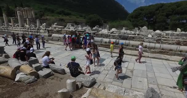Ερείπια της αρχαίας πόλης της Εφέσου με αντίκες — Αρχείο Βίντεο