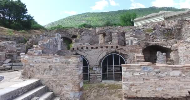 Τα ερείπια της αρχαίας πόλης της Εφέσου με αντίκες — Αρχείο Βίντεο