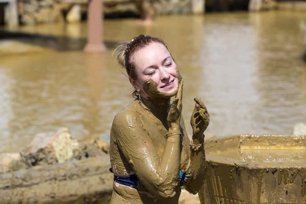 Молодые девушки принимают грязевые ванны для улучшения состояния кожи — стоковое фото