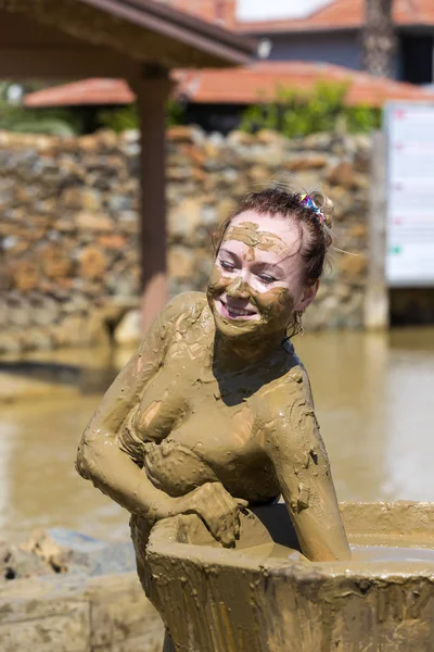 Молодые девушки принимают грязевые ванны для улучшения состояния кожи — стоковое фото