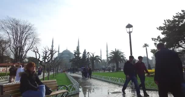 Plaza Sultanahmet un lugar para los turistas a visitar en Estambul — Vídeos de Stock