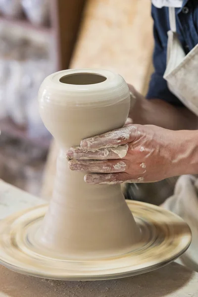 Potter makes pottery — Stock Photo, Image