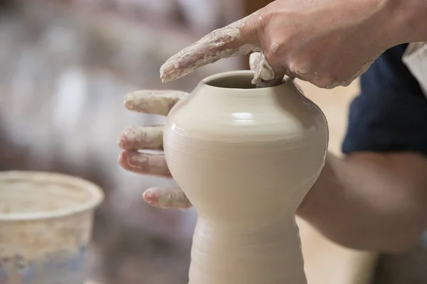 Potter makes pottery — Stock Photo, Image