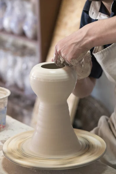 Alfarero hace cerámica — Foto de Stock