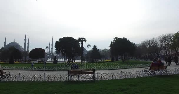 Plaza Sultanahmet un lugar para los turistas a visitar en Estambul — Vídeo de stock