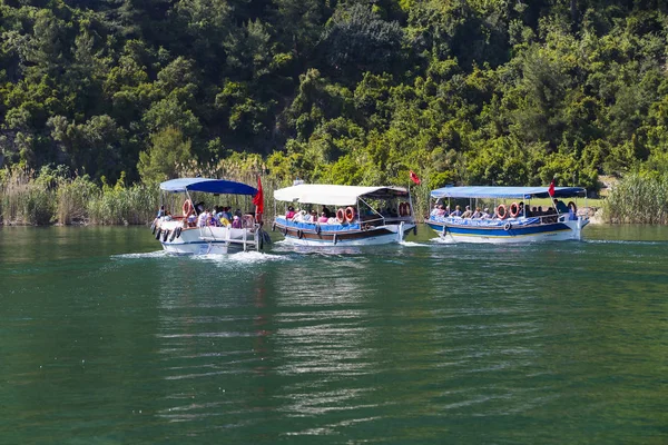 Dalyan-folyó, a turisták csónakjai a szorosok a folyó — Stock Fotó