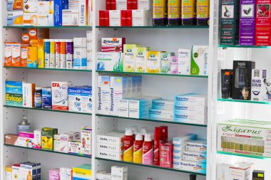  İlaçlar ve ilaç tablet ve Gıda katkı maddeleri ile eczane dolapları