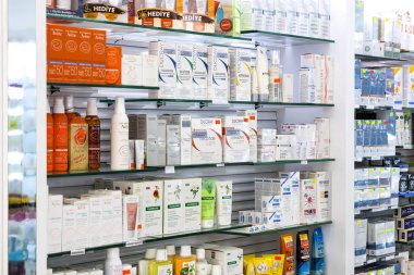  İlaçlar ve ilaç tablet ve Gıda katkı maddeleri ile eczane dolapları