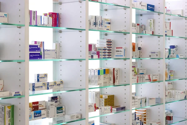 Gabinetes de farmacia con medicamentos y medicamentos comprimidos y aditivos alimentarios — Foto de Stock