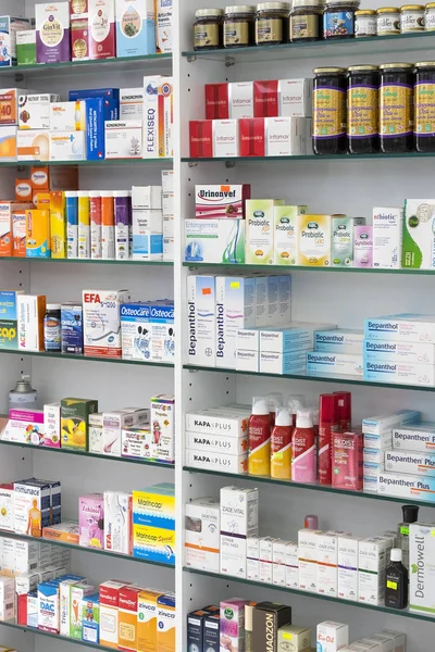 İlaçlar ve ilaç tablet ve Gıda katkı maddeleri ile eczane dolapları — Stok fotoğraf