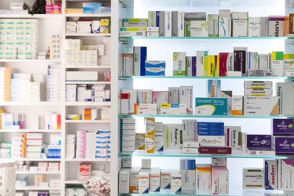 Armadi farmaceutici con medicinali e farmaci compresse e additivi alimentari — Foto Stock