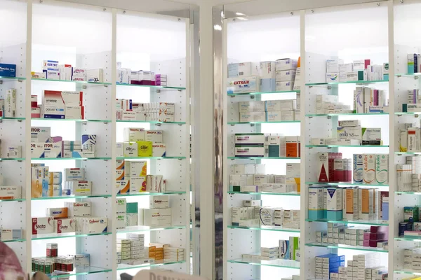 Gabinetes de farmacia con medicamentos y medicamentos comprimidos y aditivos alimentarios — Foto de Stock