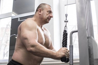 acımasız adam güç vücut salonunda devreye girer 