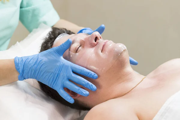 Człowiek w kosmetycznych procedury maskę — Zdjęcie stockowe