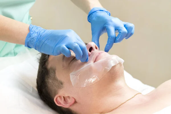 Uomo nella procedura cosmetica maschera — Foto Stock